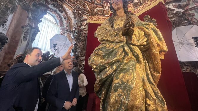 Valdivia y Primo Jurado observan la Inmaculada de Priego de Córdoba.