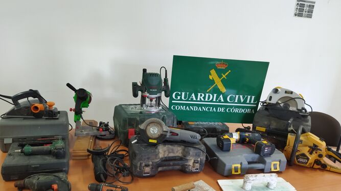 Material y herramientas recuperadas por la Guardia Civil.