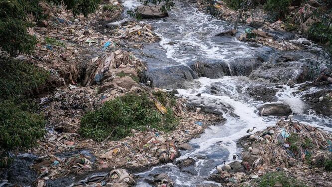 Residuos textiles en el curso de un río de Kenia