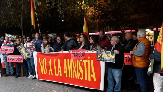 Concentración a las puertas del PSOE de Córdoba.