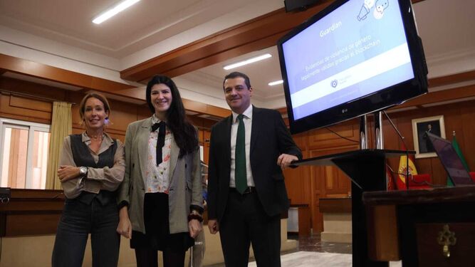 Marián Aguilar, Ángela Bermúdez y José María Bellido, en la presentación de la app.