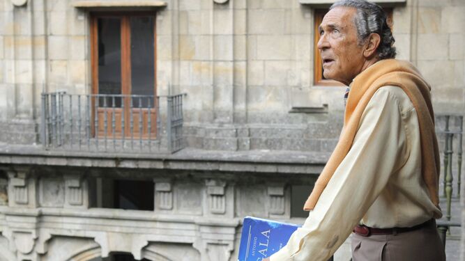 Antonio Gala, en 2011, con un ejemplar de 'El poema de Tobías desangelado', el último poemario inédito que publicó.