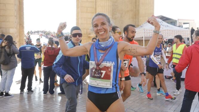 Carmen Gutiérrez celebra su triunfo en la Puerta del Puente.