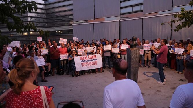 Protesta vecinal en El Higuerón por el traslado de los servicios médicos.