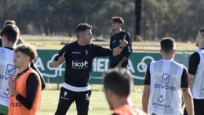 Iván Ania da órdenes a sus jugadores durante un entrenamiento.