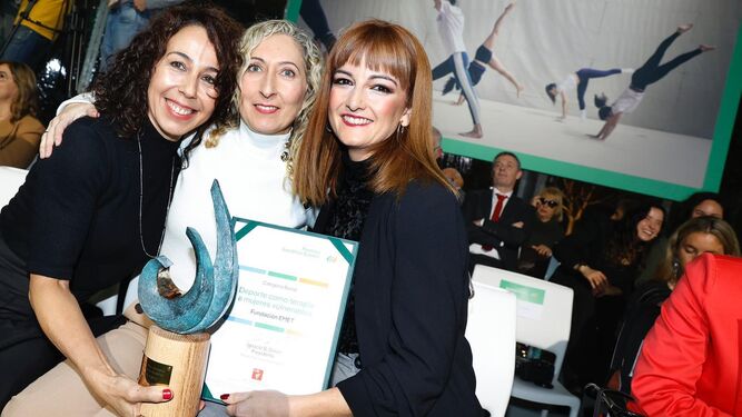 Las representantes de la Fundación EMET con el Premio Iberdrola Supera.