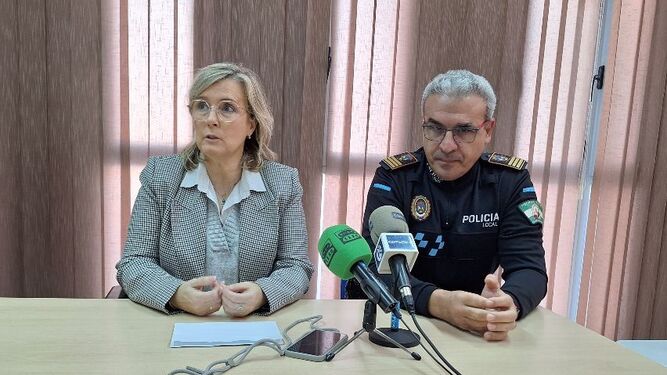 La concejala de Seguridad Ciudadana de Puente Genil y el inspector-jefe de la Policía Local.