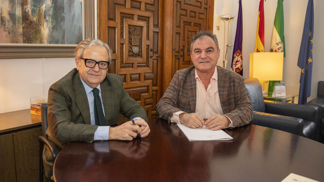 El presidente de la Diputación de Córdoba y el alcalde de Fuente la Lancha, en la firma del convenio.