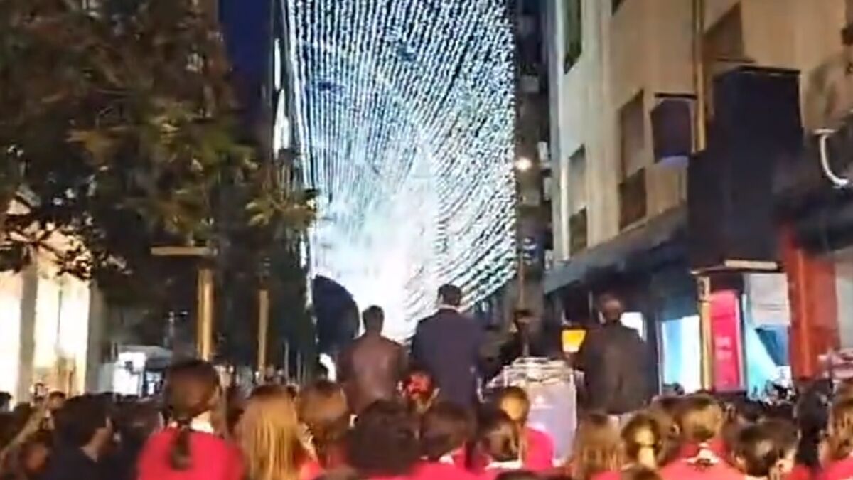 Córdoba da la bienvenida a la Navidad con el espectáculo de la calle Cruz Conde