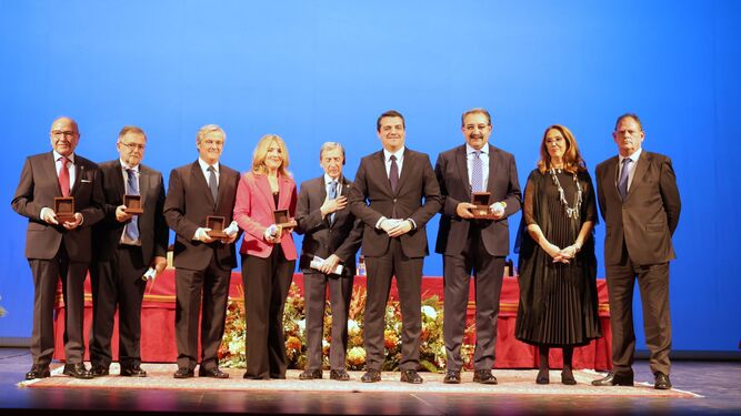 Foto de familia de los premiados a la conclusión de la gala.
