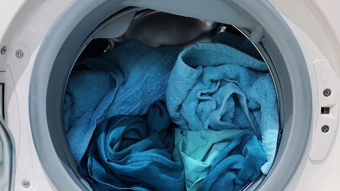 Ropa colocada en el interior de la lavadora para ser lavada