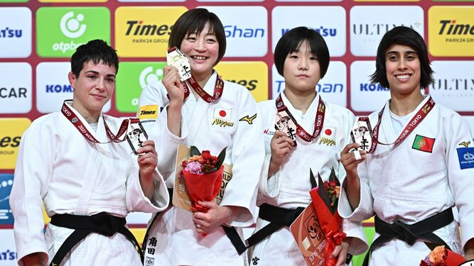 Julia Figueroa, a la izquierda de la imagen, en el podio de los -48 kg del Grand Slam de Tokio 2023.