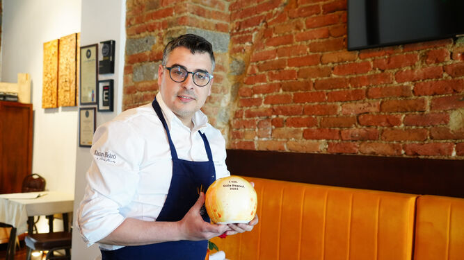 El chef Carlos Fernández, de Kàran Bistró,  posa con el Sol Repsol