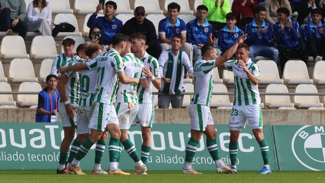 Los jugadores del Córdoba CF celebran un gol en El Arcángel.