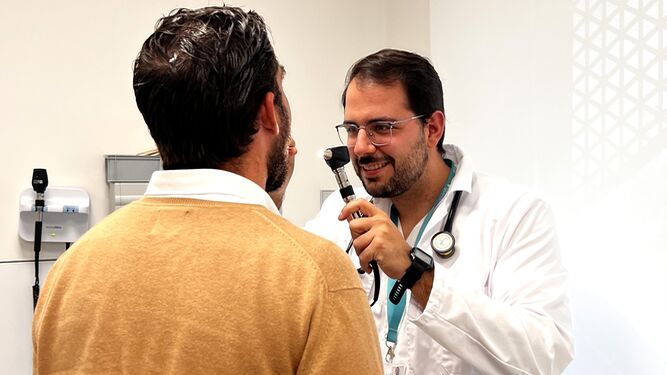 El doctor Ángel Delgado, de Quirónsalud Córdoba, examina a un paciente en consulta.
