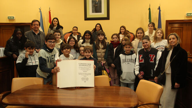 Escolares durante su visita al Ayuntamiento de Lucena.
