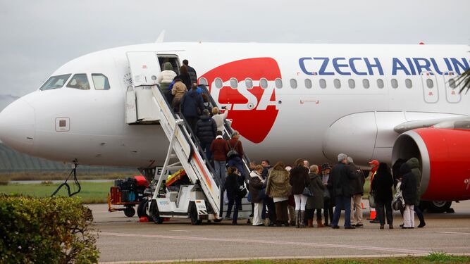 Los pasajeros se suben al avión que ha despegado de Córdoba.