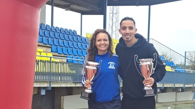 Beatriz Rojano y Mohammed Koula, con sus respectivos trofeos de ganadores.