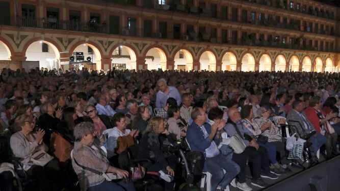Asistentes a un concierto gratuito en la plaza de la Corredera.