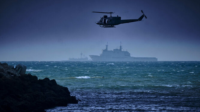 Un helicóptero y un buque de la Armada.