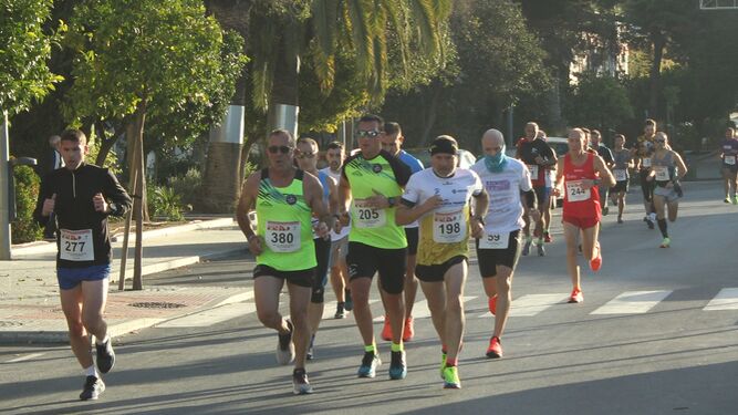 Varios atletas corren durante una carrera popular.