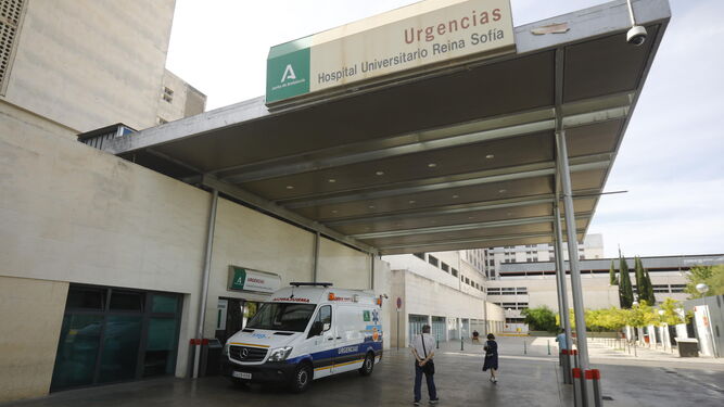 Entrada a las Urgencias del Hospital Reina Sofía de Córdoba.