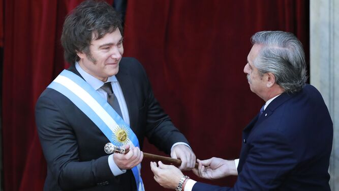 Javier Milei recibe el bastón de mando de Alberto Fernández.