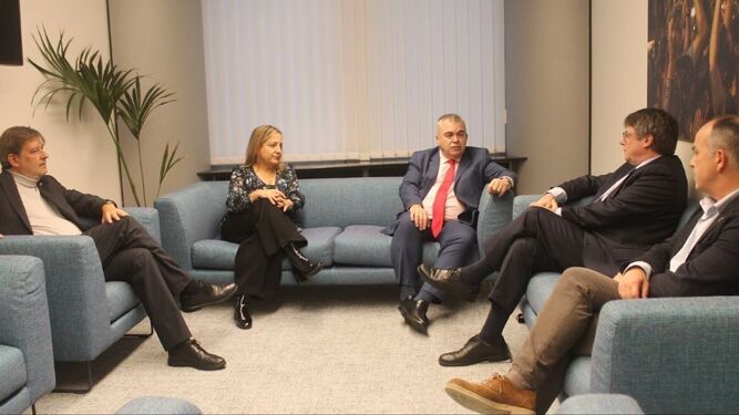 Reunión entre Santos Cerdán  y Puigdemont para acordar los puntos del acuerdo.