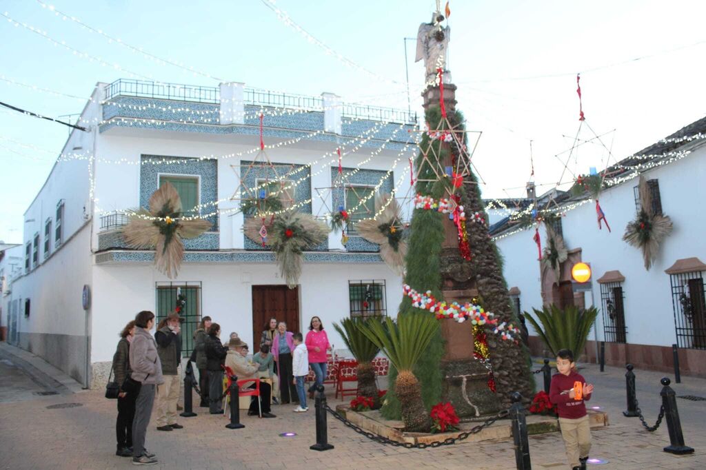 Un paseo en fotograf&iacute;as por la Navidad de Villafranca, el pueblo de C&oacute;rdoba del reciclaje y la imaginaci&oacute;n