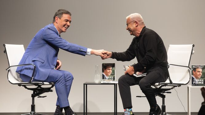 Pedro Sánchez estrecha la mano de Jorge Javier Vázquez en la presentación de ‘Tierra firme’