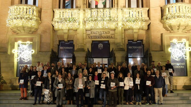 Foto de familia de los premiados a las puertas del Rectorado de la Universidad de Córdoba.