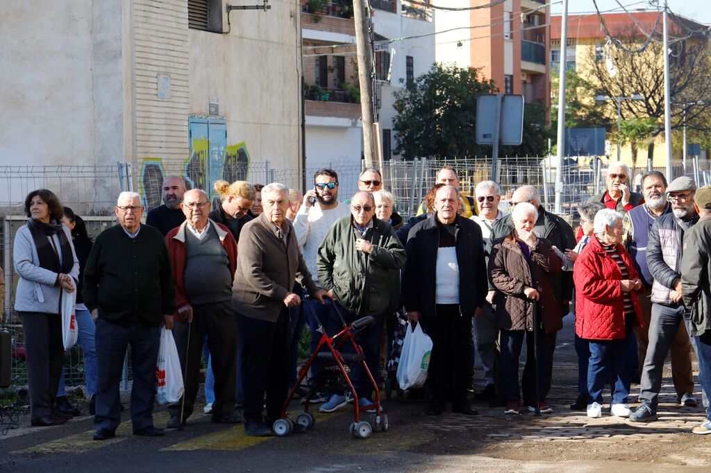 Los vecinos de carretera Trassierra vuelven a protestar por el retraso de las obras y la falta de accesibilidad, en im&aacute;genes