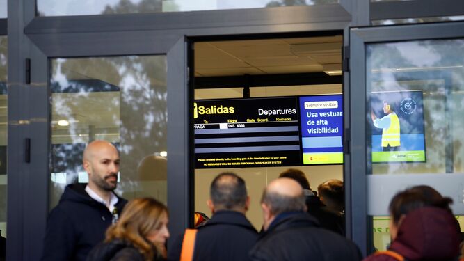 Los pasajeros, en la terminal antes de tomar el vuelo a Praga del pasado 6 de diciembre.