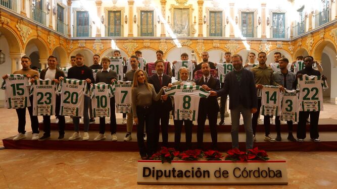 La plantilla del Córdoba CF muestra sus camisetas en el Patio Barroco de la Diputación.