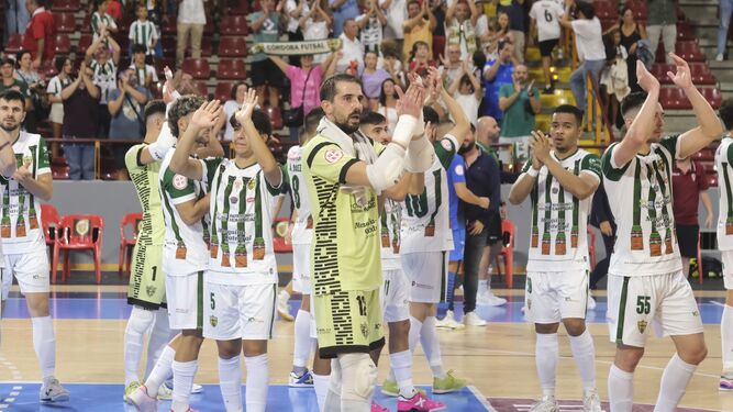 Los jugadores del Córdoba Futsal aplauden a la grada durante un partido.