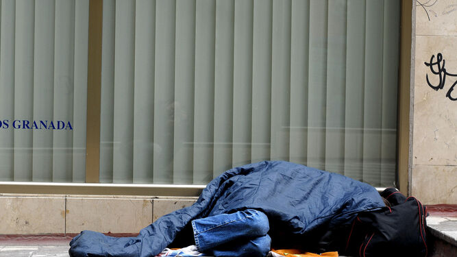 Un hombre durmiendo en plena calle.