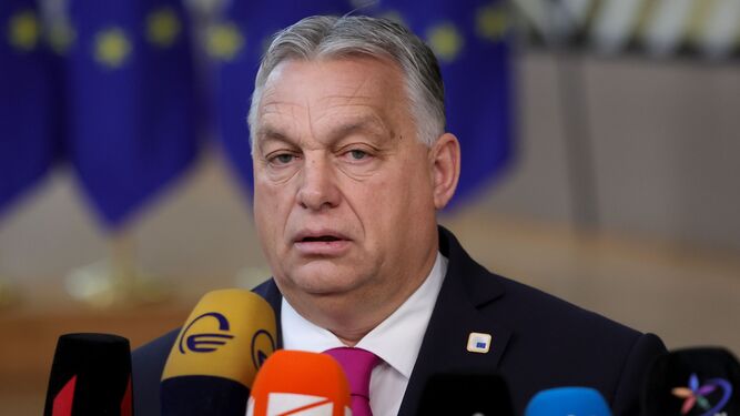 El primer ministro húngaro, Viktor Orban, se dirige a los medios a su llegada al Consejo Europeo en Bruselas.
