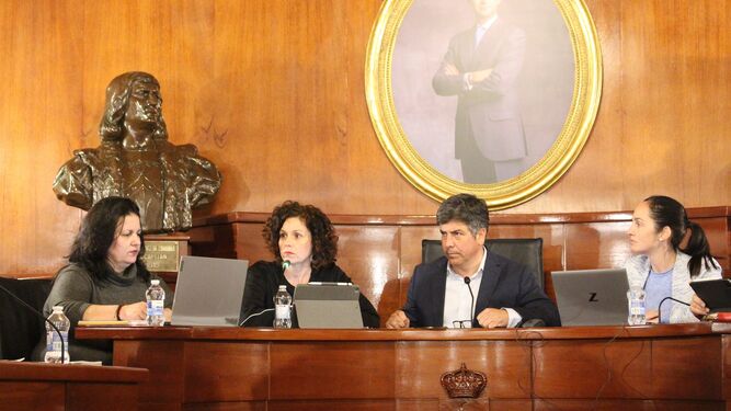 Un momento de la sesión plenaria celebrada en el Ayuntamiento de Montilla.