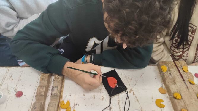 Un alumno durante la preparación de una de las piezas que se pondrán adquirir.