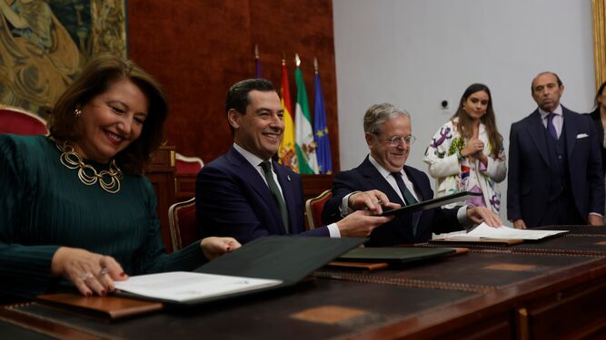 Juanma Moreno, en el centro, tras la firma del acuerdo.