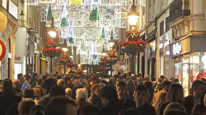 Numerosas personas de paseo por el centro de Córdoba en Navidad.