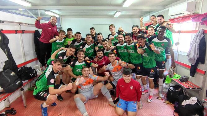 Los jugadores del Atlético Espeleño celebran su triunfo ante el Sevilla C.