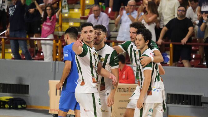 Los jugadores del Córdoba Futsal celebran un gol.