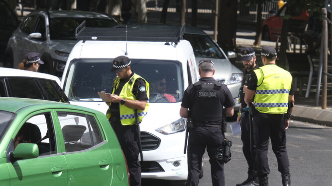 Agentes de la Policía Local de Córdoba durante un control.