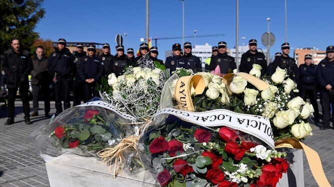 Ofrenda floral en el recuerdo de las policías asesinadas en 1996.