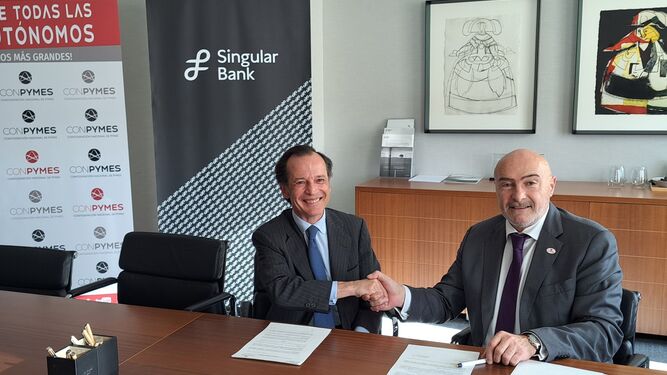 Rúbrica del acuerdo entre Javier Marín, consejero delegado de Singular Bank, y  José María Torres, presidente de Conpymes.