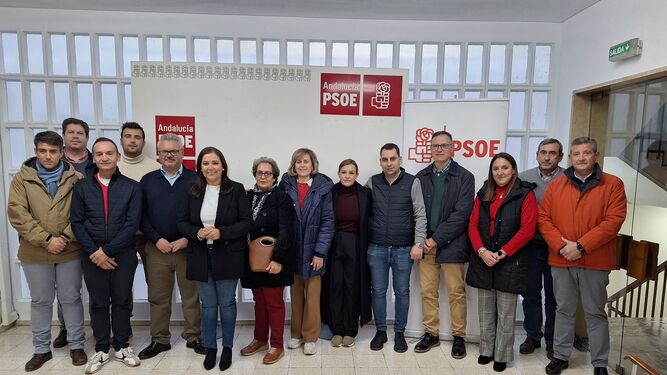Ana Carrillo, acompañada por los compañeros del PSOE de Puente Genil.
