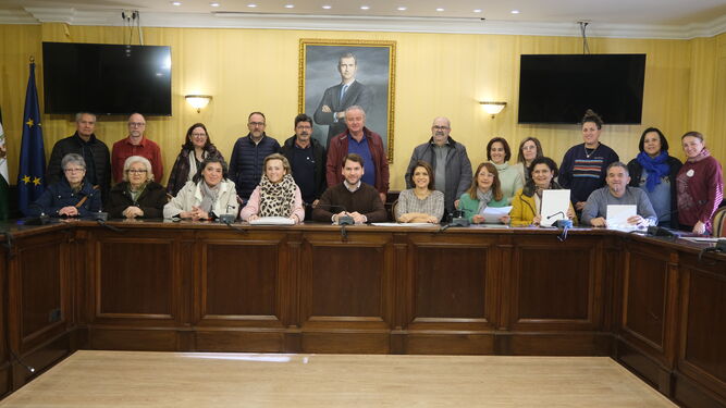 El alcalde de Cabra, con los representantes de los colectivos sociales.