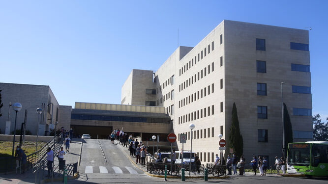 Acceso al Hospital Reina Sofía de Córdoba.