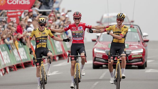 Sepp Kuss, último ganador de La Vuelta a España, acompañado de sus compañeros Vingegaard y Roglic.